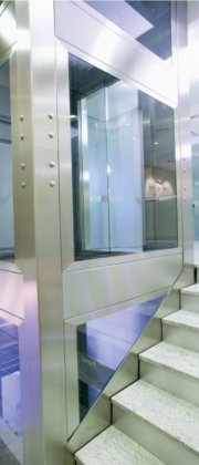 Ascensor junto a escalera