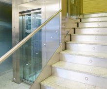 Ascensor junto a escalera